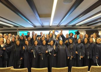 Enlaza celebra la graduación de la primera generación de mujeres linieras en Colombia