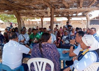 La Defensoría del Pueblo acompaña diálogo intercultural entre autoridades tradicionales wayuu en Manaure