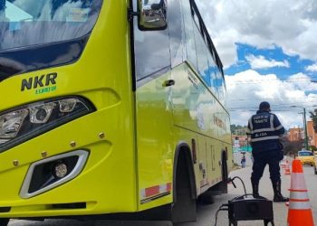 Cinco vehículos sancionados en jornada de control ambiental en Tunja