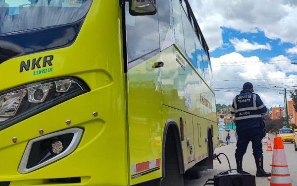 Cinco vehículos sancionados en jornada de control ambiental en Tunja
