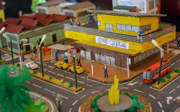 Concurso de maquetas escolares durante la Semana de la Seguridad Vial en Tunja