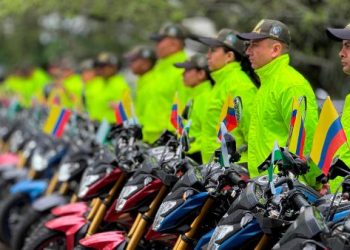 La alcaldía de Medellín hace histórica entrega de dotación a la Policía