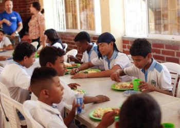 Instituciones educativas de Barrancas y Dibulla reciben dotación de menaje gracias a la Gobernación y la cooperación internacional