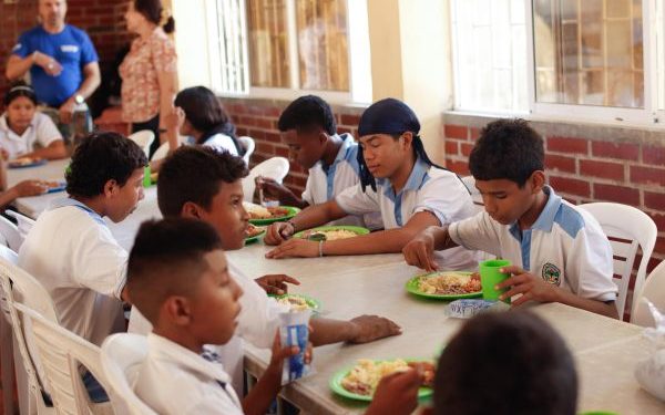 Instituciones educativas de Barrancas y Dibulla reciben dotación de menaje gracias a la Gobernación y la cooperación internacional