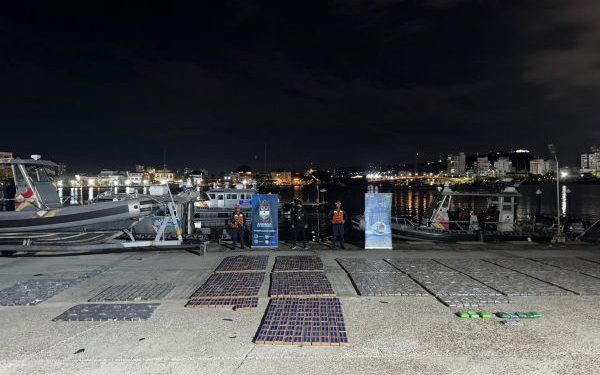 Incautan dos toneladas de cocaína a bordo de un buque de carga en el Caribe