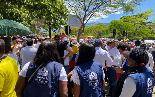 Defensoría del Pueblo llama a garantizar el derecho a la protesta pacífica y rechaza presuntas violaciones de DD. HH. en Medellín