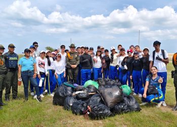 Policía Nacional lidera jornada de limpieza y conciencia ambiental en las playas de Riohacha