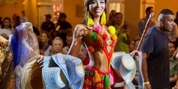 Vestido artesanal de la señorita La Guajira, es un homenaje al palabrero wayuu