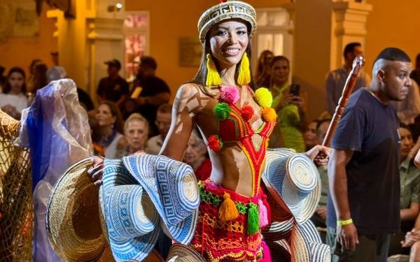 Vestido artesanal de la señorita La Guajira, es un homenaje al palabrero wayuu