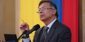 ‘Le aviso al país que comenzaremos a bajar el precio de la gasolina’: presidente Petro