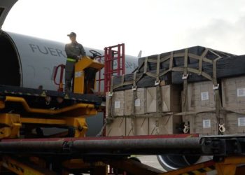 En un C-40 la Fuerza Aeroespacial Colombiana transportó herramientas tecnológicas para estudiantes de la Guajira