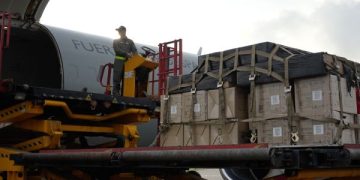 En un C-40 la Fuerza Aeroespacial Colombiana transportó herramientas tecnológicas para estudiantes de la Guajira