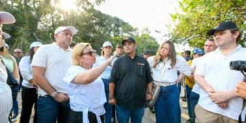 Gobernadora Margarita Guerra recibe a la ministra de Transporte para atender emergencia en Mendihuaca
