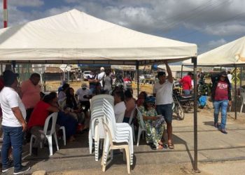 Bloqueo en la vía férrea de Cerrejón: Comunidades excluidas exigen soluciones educativa. Denuncian que el alcalde de Uribia contrata a dedo