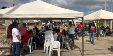 Bloqueo en la vía férrea de Cerrejón: Comunidades excluidas exigen soluciones educativa. Denuncian que el alcalde de Uribia contrata a dedo