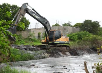 Gobernador Jairo Aguilar lidera en terreno labores de destaponamiento de drenajes ante posible frente frío en La Guajira
