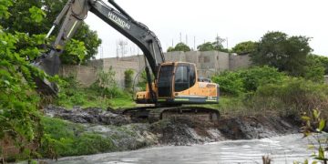 Gobernador Jairo Aguilar lidera en terreno labores de destaponamiento de drenajes ante posible frente frío en La Guajira