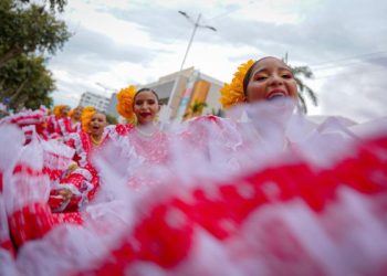 Los colores, la alegría y tradición marcaron el recorrido del Desfile de Piloneras Infantil y Juvenil