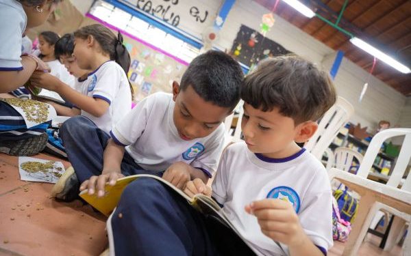 9.233 colegios oficiales fortalecen lectura y aprendizaje con libros entregados por el Gobierno del Cambio